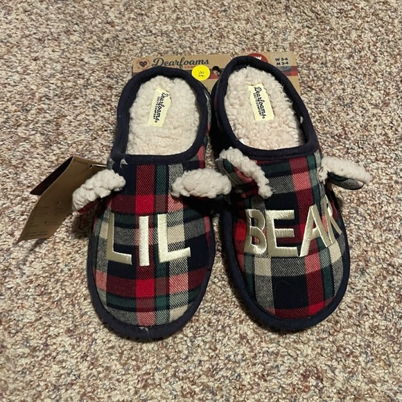 Dearfoam slippers 
Women 5-6
Me  3-4 - Picture 1 of 1